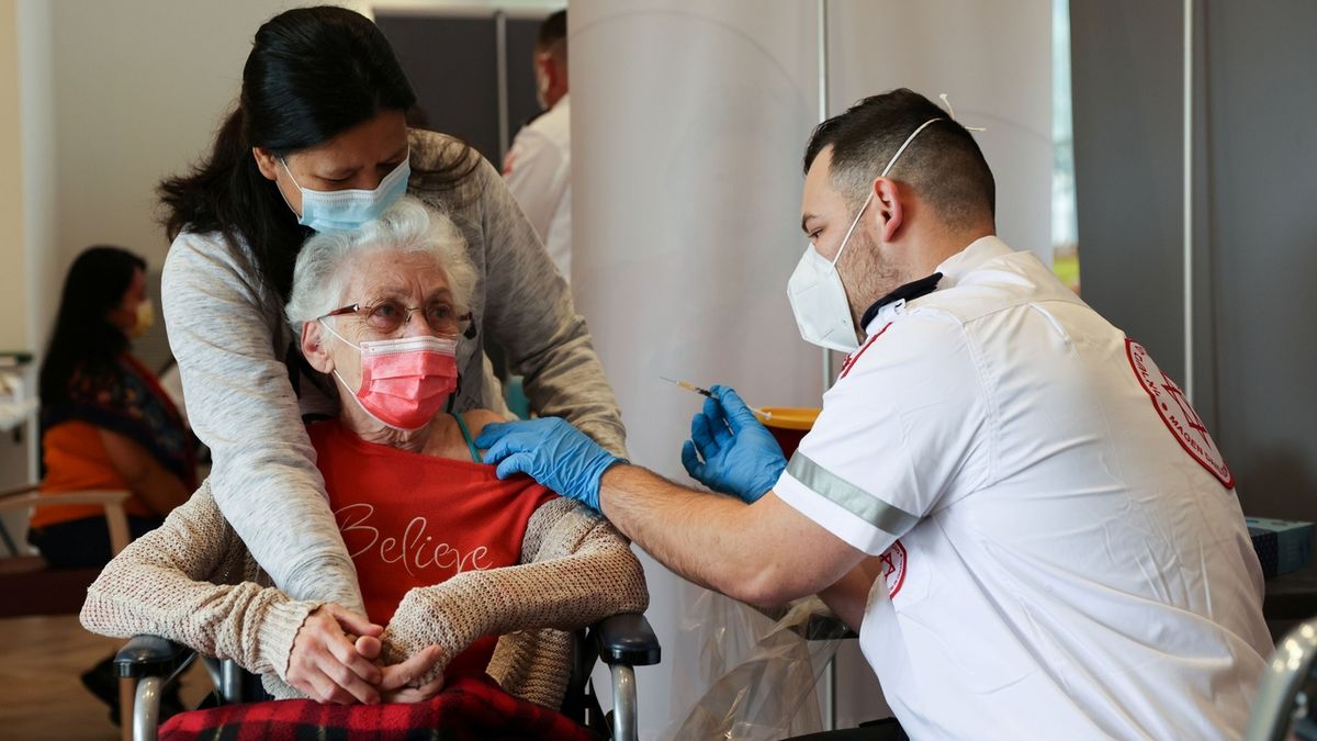 Podíl hospitalizovaných seniorů v Izraeli s očkováním prudce klesá